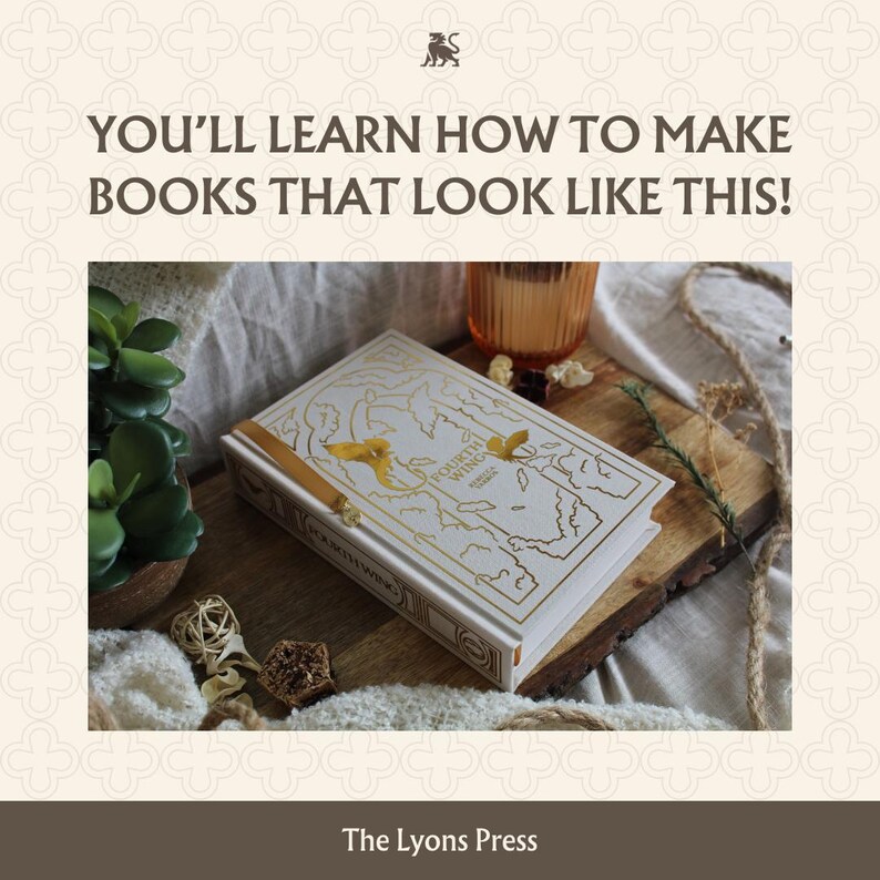 Pu&ograve; includere: Un libro con copertina rigida bianca intitolato Fourth Wing di Rebecca Yarros con dettagli in lamina d'oro sulla copertina e sul dorso. Il testo sopra il libro recita: YOU'LL LEARN HOW TO MAKE BOOKS THAT LOOK LIKE THIS! Il testo in basso recita: The Lyons Press.