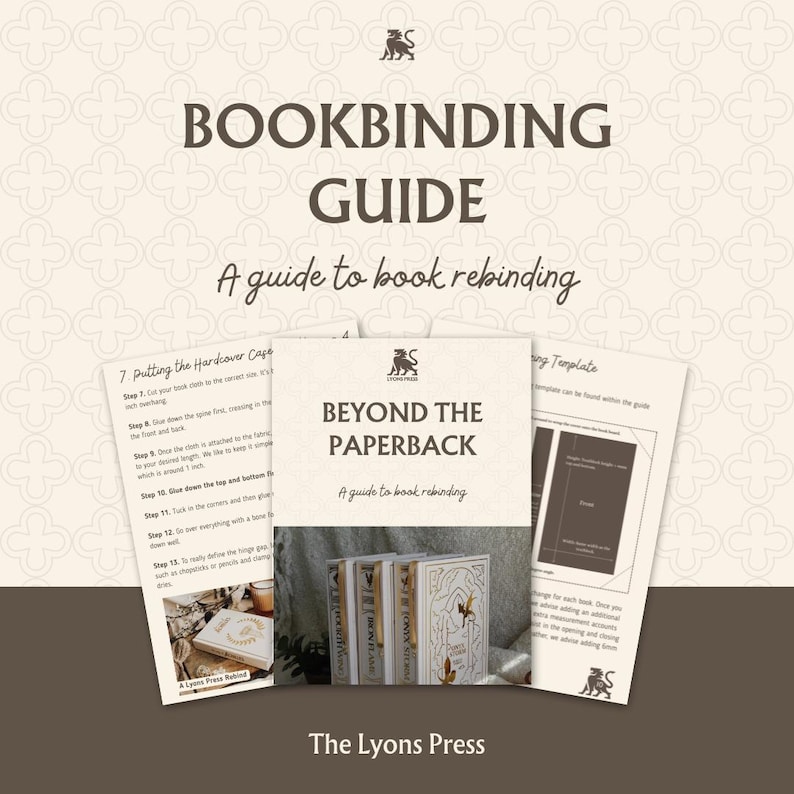 Pu&ograve; includere: Una guida alla rilegatura intitolata Beyond the Paperback di The Lyons Press. Il documento presenta istruzioni per la rilegatura di libri, inclusi passaggi per l'applicazione di una copertina rigida e un modello, con un'immagine centrale di tre libri.
