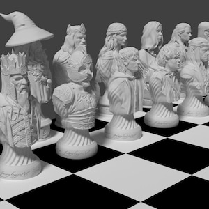 Op de afbeelding: Een wit schaakspel met personages uit The Lord of the Rings. De stukken zijn gerangschikt op een zwart-wit schaakbord.