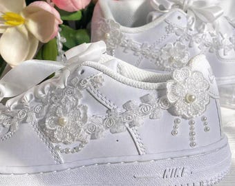 Pearl sneakers for toddlers, flower girl sneakers, pearl embroidered children's shoes, personalized name shoes, wedding gifts for girls.