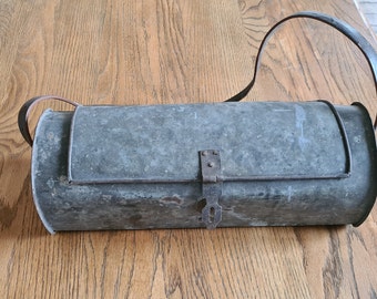 Ancienne sacoche,  boite à outils plombier en zinc