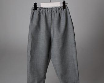 Pantalones de lana gris lisa para niños / Pantalones minimalistas holgados para bebé / Pantalones extragrandes de lana ligeros con dobladillo enrollado / Ropa hecha a mano