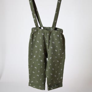 Green Muslin Baby Pants with Removable Straps – Soft Cotton Trousers in Leaf Print, Lightweight Adjustable Baby Bottoms for Everyday Comfort