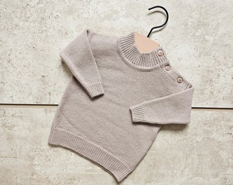 Pull bébé en laine mérinos classique, Pull bébé en laine mérinos beige, Pull bébé en laine mérinos style classique, Pull bébé en tricot de laine mérinos confortable