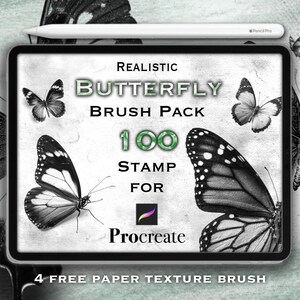 Könnte beinhalten: Werbung für ein digitales Kunstprodukt. Das Bild zeigt ein Tablet mit der Aufschrift "Realistic Butterfly Brush Pack 100 Stamp for Procreate." Schmetterlinge und ein Stift sind ebenfalls zu sehen.