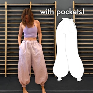 Könnte beinhalten: Hellrosa, weit geschnittene Hose mit elastischem Rüschenbund und gerafften Beinabschlüssen. Die Hose verfügt über Seitentaschen und wird neben einer weißen Strichzeichnung mit dem Text with pockets! dargestellt.