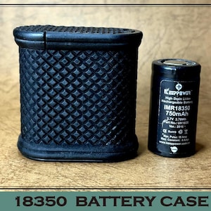 Puede incluir: Estuche de batería 18350 negro texturizado junto a una batería IMR18350 750mAh negra y plateada. La funda tiene un patrón de diamantes. La batería tiene el texto "KEEPPOWER" y otras especificaciones.