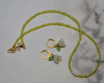 Set di orecchini e collana floreali verdi