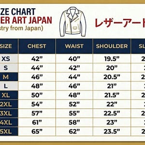 Puede incluir: Tabla de tallas para chaquetas Leather Art Japan, con medidas en pulgadas. Incluye dimensiones de pecho, cintura, hombros y mangas para tallas XS a 5XL. Presenta un diagrama de una chaqueta y una cinta m&eacute;trica.