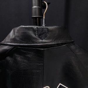 Avirex Established 1975 Black Leather Varsity Jacket – Striped Ribbed Trim Zip Up Bomber Jacket image 7
