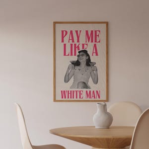 Págame como a un hombre blanco Póster feminista rosa Arte activista Impresión artística de la Marcha de las Mujeres Regalo de mejor amiga para ella Día de la Mujer Años 70 Día de la Madre Martini