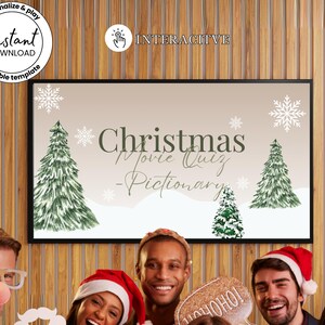 Può includere: Un gruppo di persone posa davanti a un cartello incorniciato di Christmas Movie Quiz - Pictionary. Il cartello presenta alberi di Natale, fiocchi di neve e le parole "Personalize & play", "Instant Download" e "Editable template".