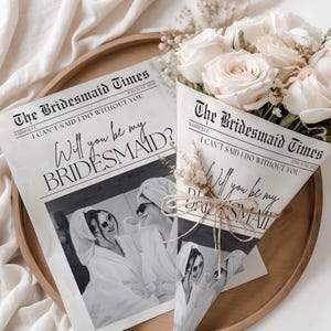 Proposta di matrimonio modificabile con bouquet di fiori su giornale, modello stampabile su Canva, regalo "Vuoi essere la mia damigella d'onore?", regalo dell'ultimo minuto fai da te.