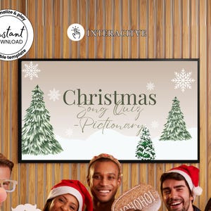 Può includere: Un gruppo di persone sorridenti che tengono oggetti di scena davanti a un muro di legno. Un cartello incorniciato dice "Christmas Song Quiz - Pictionary" con alberi di Natale e fiocchi di neve. Il cartello dice anche "Download istantaneo" e "Modello modificabile".