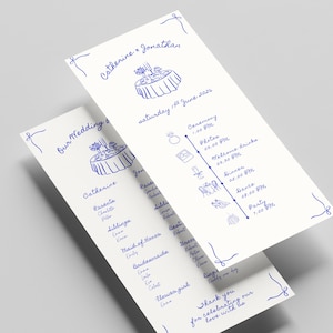 Könnte beinhalten: Zwei weiße Hochzeits-Reisekarten mit blauem handgeschriebenem Text und Illustrationen. Die Karten tragen die Titel "Catherine + Jonathan" und "Our Wedding". Der Zeitplan umfasst Zeremonie, Fotos, Abendessen und Partyzeiten.