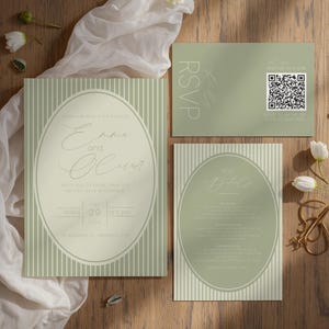 Könnte beinhalten: Ein Set Hochzeitskarten in Grün- und Weißtönen, bestehend aus einer Einladung, einer RSVP-Karte und einer Detailkarte. Die Einladung zeigt die Namen "Emma und Oliver" in eleganter Schrift, mit vertikalen Streifen und einem ovalen Design.