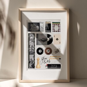Peut inclure: Un collage encadré avec des photos en noir et blanc, une bande de film, un disque vinyle, une boule de billard, un briquet et d'autres objets. Les mots "You & Me" sont écrits en cursive, et le briquet a du texte.