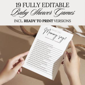Può includere: Un biglietto bianco per il gioco del baby shower intitolato "What Did Mommy Say?" con un elenco di domande. La carta è tenuta in mano su uno sfondo neutro. Il testo in alto recita "19 Giochi Baby Shower Completamente Modificabili."