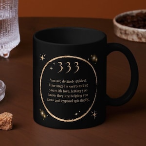 333 エンジェルナンバー アファーメーション マグ ポジティブ エネルギー マニフェスト ギフト ウェルネス ガール メンタルヘルス 瞑想 ピラティス ゴールド ポジティブ 引用符 90 年代