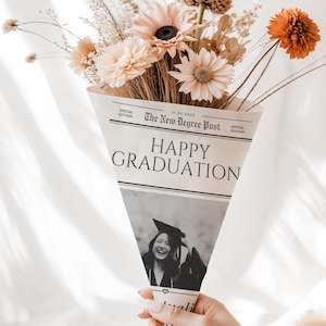 Afstudeercadeau, krant, bloemenboeket, wikkel, Canva-sjabloon, bewerkbaar, gepersonaliseerd, afdrukbaar cadeau, pas afgestudeerd, universiteitsafstudeercadeau, doe-het-zelf