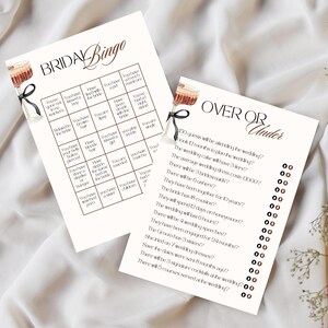 Könnte beinhalten: Zwei druckbare Spieleblätter für die Brautparty. Eines ist "Bridal Bingo" mit verschiedenen Aufforderungen, und das andere ist "Over or Under" mit Fragen zur Hochzeit. Beide Blätter haben eine dekorative Cocktailgrafik.
