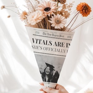 Cadeau voor een verpleegkundige in de krant, bewerkbaar boeket bloemen inpakken, Canva-sjabloon, gepersonaliseerd, afdrukbaar, cadeau voor een verpleegkundige in de universiteit, doe-het-zelf