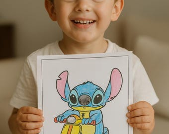 Könnte beinhalten: Ein Kind hält eine Malvorlage mit einer blauen Cartoonfigur mit großen Ohren auf einem gelben Roller. Die Figur hat rosa Akzente und befindet sich auf weißem Hintergrund. Das Kind lächelt.