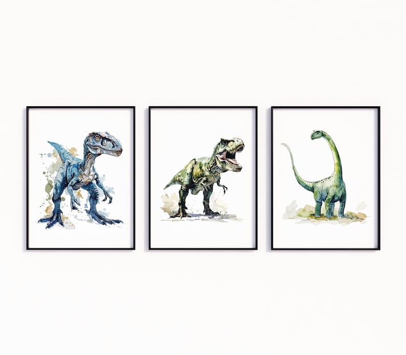 Puede incluir: Tres acuarelas de dinosaurios en marcos negros. La primera pintura presenta un velociraptor azul, la segunda un Tyrannosaurus Rex verde y la tercera un Brachiosaurus verde.