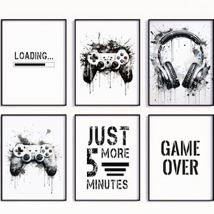 K&ouml;nnte beinhalten: Sechs schwarze gerahmte Drucke mit wei&szlig;en Hintergr&uuml;nden und schwarzem Text und Bildern. Die Drucke zeigen einen Gamecontroller, Kopfh&ouml;rer und Text zum Thema Gaming. Der Text beinhaltet "Loading...", "Just 5 More Minutes" und "Game Over".