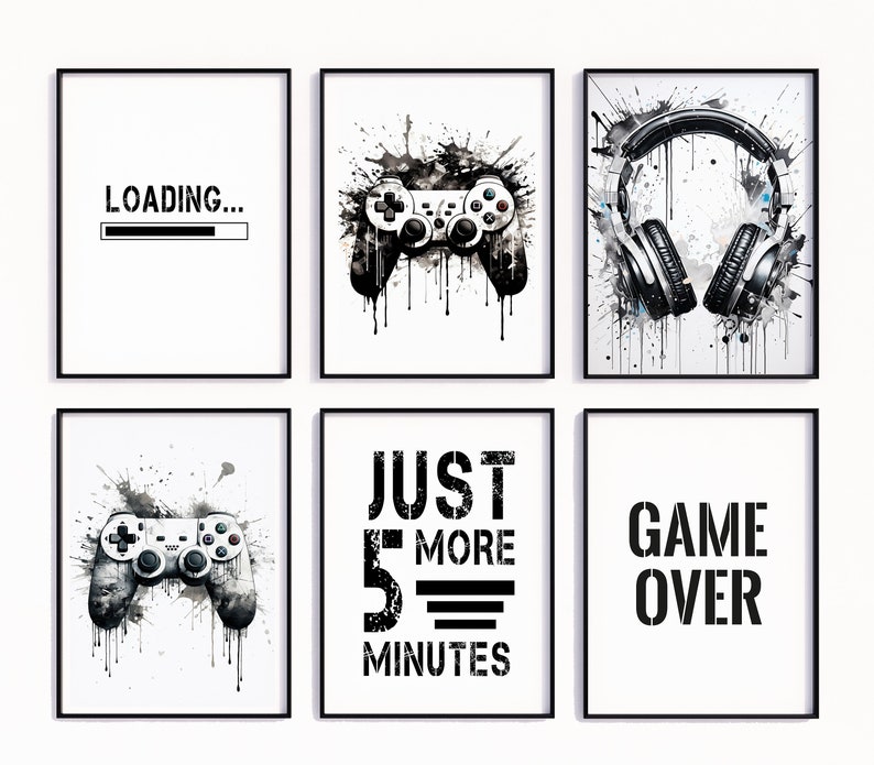 K&ouml;nnte beinhalten: Sechs schwarze gerahmte Drucke mit wei&szlig;en Hintergr&uuml;nden und schwarzem Text und Bildern. Die Drucke zeigen einen Gamecontroller, Kopfh&ouml;rer und Text zum Thema Gaming. Der Text beinhaltet "Loading...", "Just 5 More Minutes" und "Game Over".
