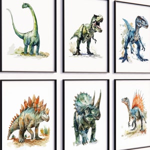 Puede incluir: Conjunto de seis l&aacute;minas enmarcadas de dinosaurios en acuarela. Cada l&aacute;mina presenta un dinosaurio diferente en tonos verdes, azules y marrones. Los dinosaurios incluyen un Braquiosaurio, T-Rex, Velociraptor, Estegosaurio, Triceratops y Dimetrodon.