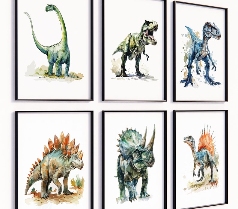 Puede incluir: Conjunto de seis l&aacute;minas enmarcadas de dinosaurios en acuarela. Cada l&aacute;mina presenta un dinosaurio diferente en tonos verdes, azules y marrones. Los dinosaurios incluyen un Braquiosaurio, T-Rex, Velociraptor, Estegosaurio, Triceratops y Dimetrodon.