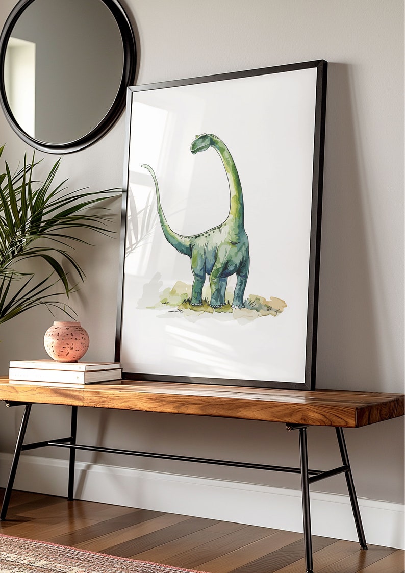 Puede incluir: Impresi&oacute;n en acuarela de un dinosaurio Brontosaurus verde, enmarcada en negro. La obra de arte se exhibe sobre un banco de madera con patas de metal negro, junto a un jarr&oacute;n decorativo y libros. Un espejo redondo cuelga de la pared.
