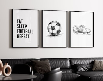 Puede incluir: Tres impresiones enmarcadas en negro con fondos blancos. La impresión de la izquierda tiene el texto "Eat Sleep Football Repeat". La impresión del medio tiene un dibujo en blanco y negro de un balón de fútbol. La impresión de la derecha tiene un dibujo en blanco y negro de una bota de fútbol.