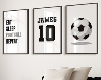 Puede incluir: Tres impresiones enmarcadas en negro con fondos blancos. La impresión de la izquierda tiene el texto "Eat Sleep Football Repeat". La impresión del medio tiene el texto "James 10". La impresión de la derecha tiene un balón de fútbol blanco y negro.