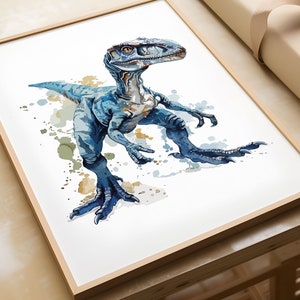 Puede incluir: Una pintura de acuarela azul y verde de un dinosaurio velociraptor sobre un fondo blanco.