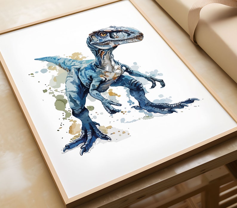 Puede incluir: Una pintura de acuarela azul y verde de un dinosaurio velociraptor sobre un fondo blanco.