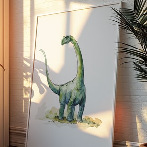 Puede incluir: Ilustraci&oacute;n en acuarela de un dinosaurio Braquiosaurio verde sobre fondo blanco. La obra est&aacute; enmarcada en un borde blanco y se apoya en una pared de ladrillos blancos. El dinosaurio tiene un cuello y una cola largos, de pie sobre un trozo de hierba.