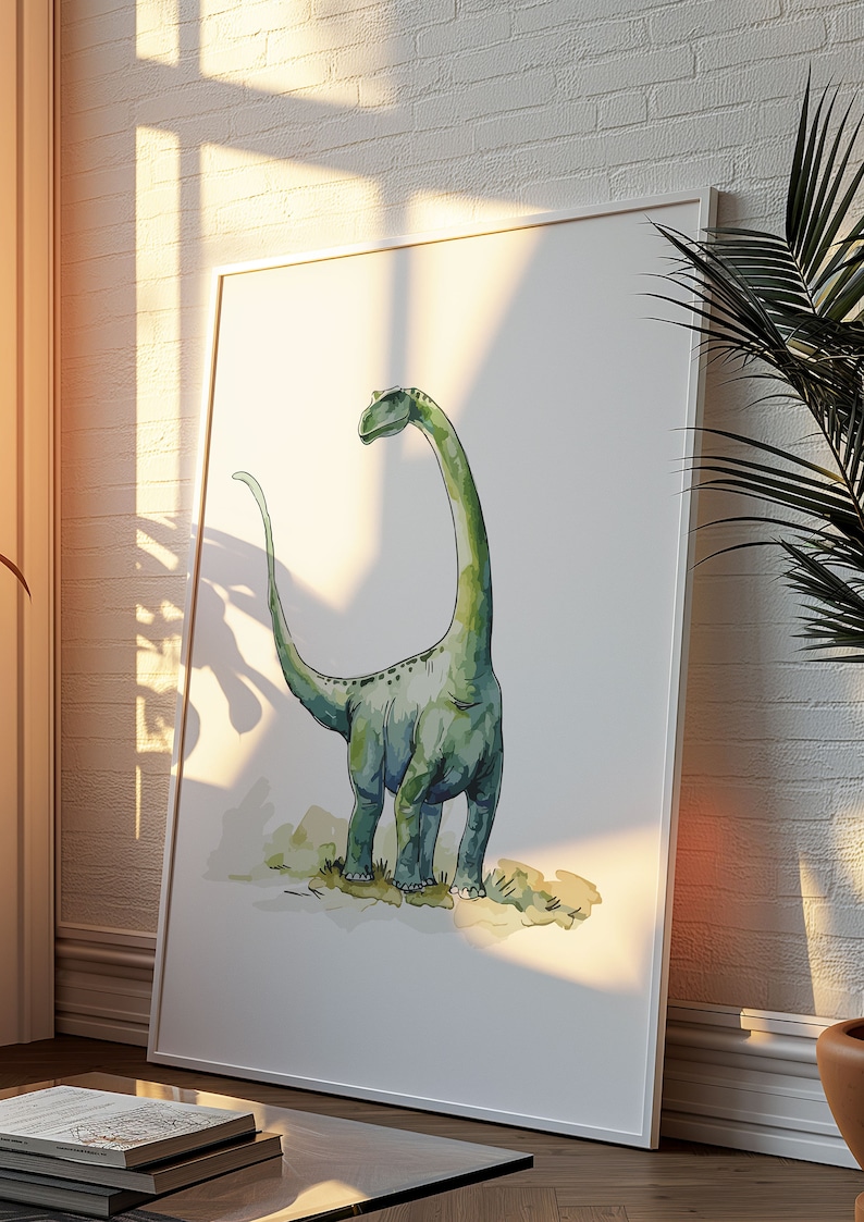 Puede incluir: Ilustraci&oacute;n en acuarela de un dinosaurio Braquiosaurio verde sobre fondo blanco. La obra est&aacute; enmarcada en un borde blanco y se apoya en una pared de ladrillos blancos. El dinosaurio tiene un cuello y una cola largos, de pie sobre un trozo de hierba.