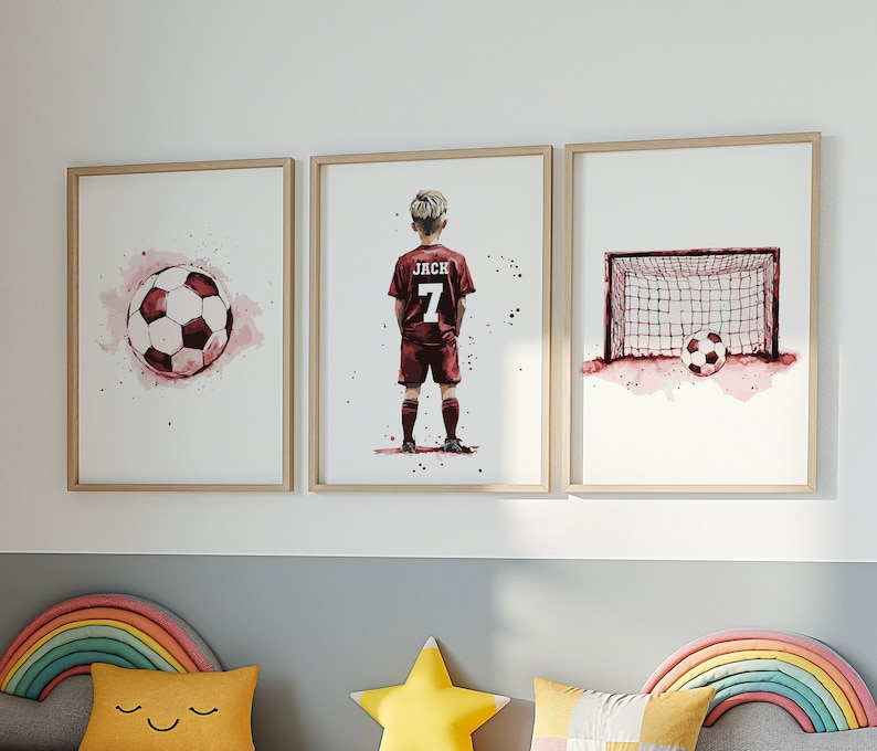 K&ouml;nnte beinhalten: Drei Aquarelldrucke mit einem Fu&szlig;ballspieler, einem Fu&szlig;ball und einem Fu&szlig;balltor. Der Spieler tr&auml;gt ein rotes Trikot mit der Nummer 7 und dem Namen Jack auf dem R&uuml;cken. Der Fu&szlig;ball ist wei&szlig; mit schwarzen Paneelen. Das Fu&szlig;balltor ist rot mit einem wei&szlig;en Netz.