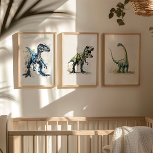 Puede incluir: Tres pinturas de acuarela enmarcadas de dinosaurios. La primera pintura presenta un dinosaurio azul con una cola larga. La segunda pintura presenta un dinosaurio verde con una cola larga. La tercera pintura presenta un dinosaurio verde con un cuello largo.