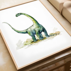 Puede incluir: Una pintura de acuarela de un dinosaurio verde con cuello largo de pie sobre un fondo marr&oacute;n y verde.