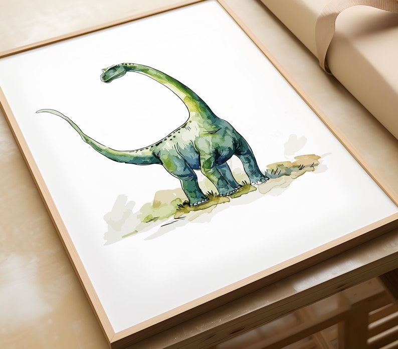 Puede incluir: Una pintura de acuarela de un dinosaurio verde con cuello largo de pie sobre un fondo marr&oacute;n y verde.