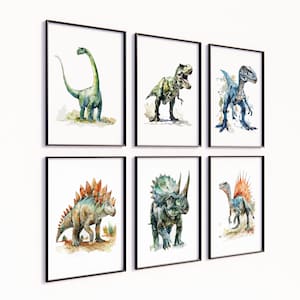 Puede incluir: Seis impresiones enmarcadas de dinosaurios en acuarela. La colecci&oacute;n incluye un Braquiosaurio, un Tiranosaurio Rex, un Velociraptor, un Estegosaurio, un Triceratops y un Espinosaurio. Cada dinosaurio est&aacute; representado en colores vibrantes sobre un fondo blanco.
