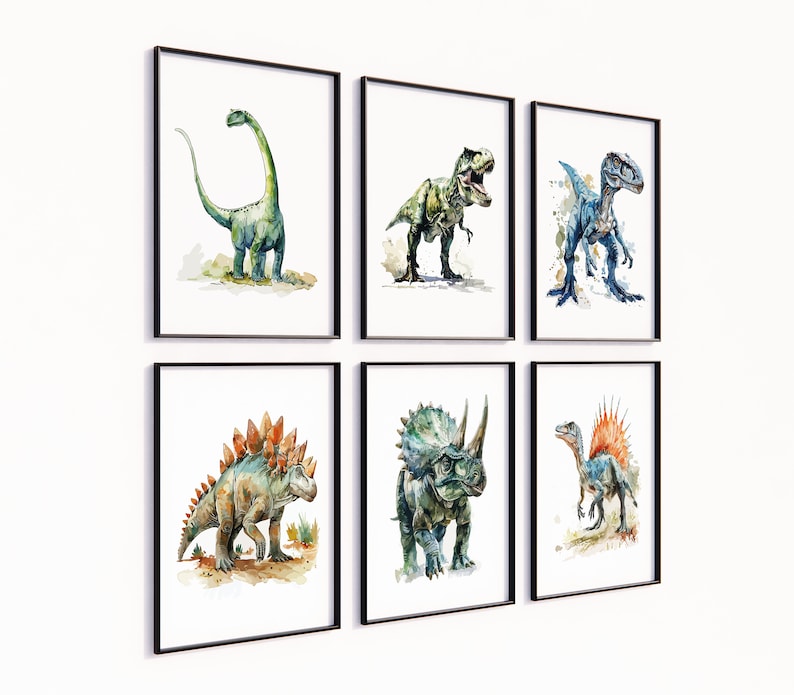 Puede incluir: Seis impresiones enmarcadas de dinosaurios en acuarela. La colecci&oacute;n incluye un Braquiosaurio, un Tiranosaurio Rex, un Velociraptor, un Estegosaurio, un Triceratops y un Espinosaurio. Cada dinosaurio est&aacute; representado en colores vibrantes sobre un fondo blanco.