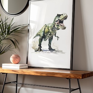 Puede incluir: Una impresi&oacute;n en acuarela enmarcada de un Tyrannosaurus Rex en tonos verdes y marrones. El dinosaurio se representa con la boca abierta, sobre un fondo blanco. La obra de arte se exhibe en un banco de madera con patas de metal negro.
