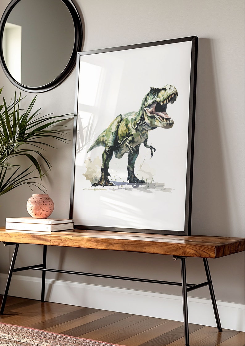 Puede incluir: Una impresi&oacute;n en acuarela enmarcada de un Tyrannosaurus Rex en tonos verdes y marrones. El dinosaurio se representa con la boca abierta, sobre un fondo blanco. La obra de arte se exhibe en un banco de madera con patas de metal negro.