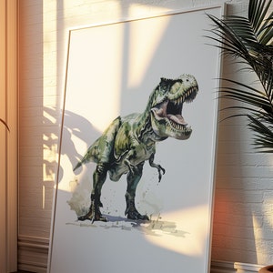 Puede incluir: Pintura a la acuarela de un Tyrannosaurus Rex en tonos verdes y marrones. El dinosaurio se representa con la boca abierta, mostrando sus dientes y lengua. La obra est&aacute; enmarcada en un marco blanco, apoyada contra una pared de ladrillos blancos.