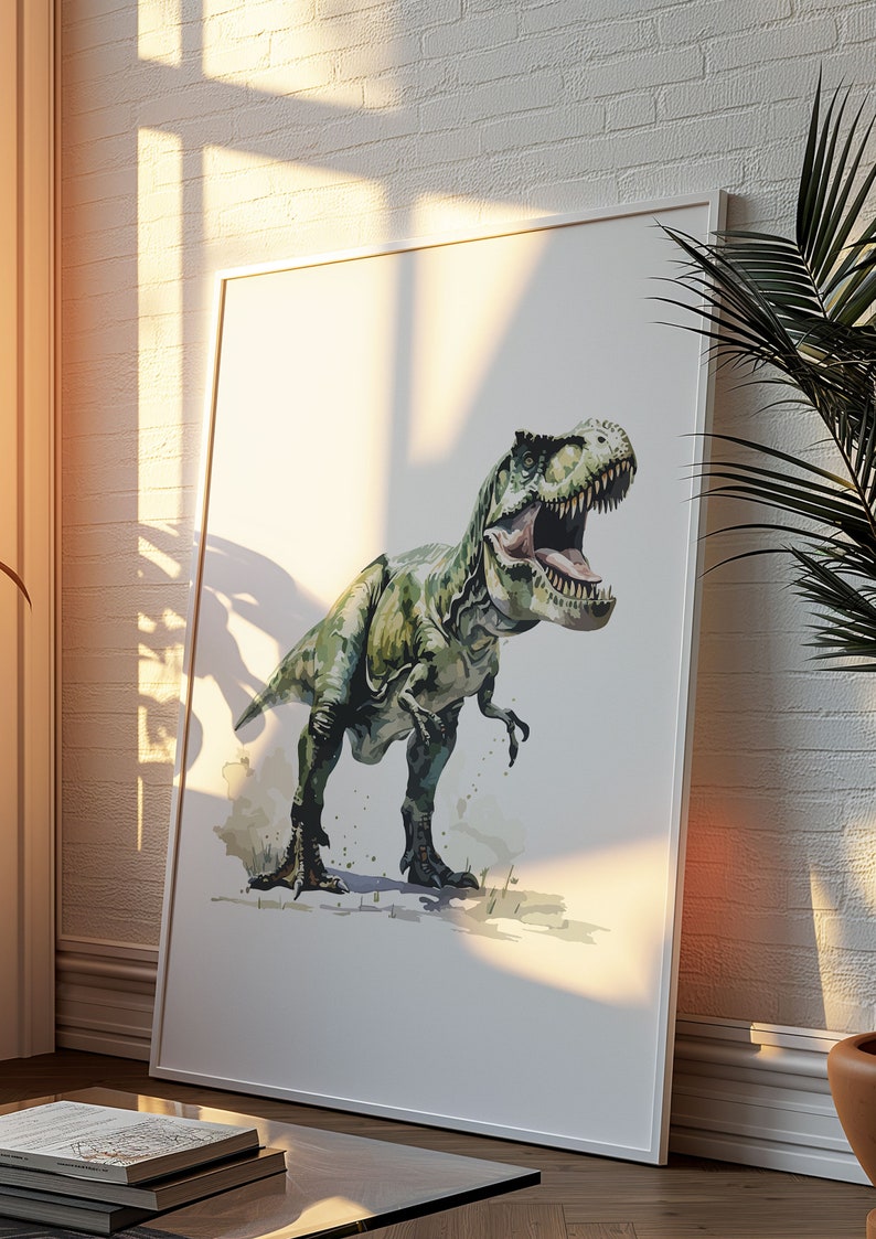Puede incluir: Pintura a la acuarela de un Tyrannosaurus Rex en tonos verdes y marrones. El dinosaurio se representa con la boca abierta, mostrando sus dientes y lengua. La obra est&aacute; enmarcada en un marco blanco, apoyada contra una pared de ladrillos blancos.