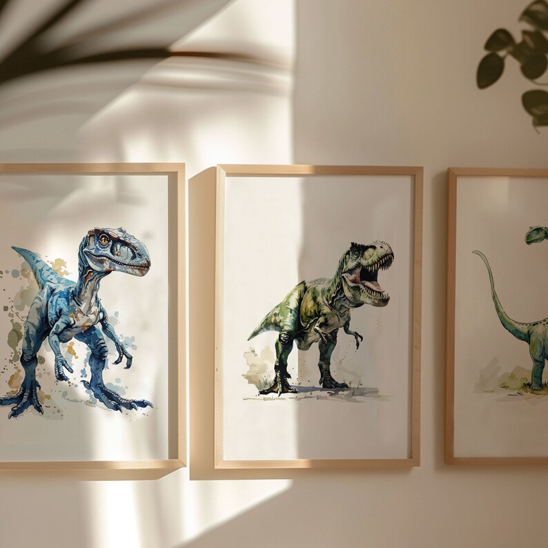 Puede incluir: Tres pinturas de acuarela enmarcadas de dinosaurios. La primera pintura presenta un velociraptor azul, la segunda pintura presenta un Tyrannosaurus Rex verde y la tercera pintura presenta un Brachiosaurus verde.
